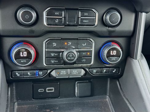 Used 2023 Chevrolet Suburban Premier image 12