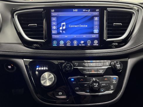 Used 2018 Chrysler Pacifica Limited w/ Advanced Safetytec Group FWD image 17