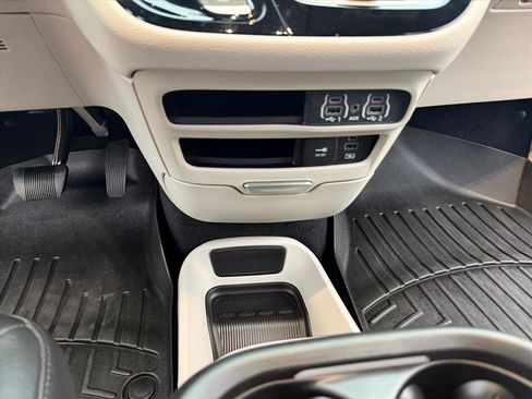 Used 2022 Chrysler Pacifica Touring-L image 23