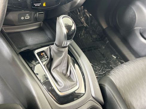 Used 2018 Nissan Rogue SV AWD/4WD image 16