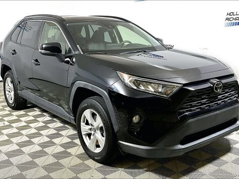Used 2019 Toyota RAV4 XLE FWD image 3