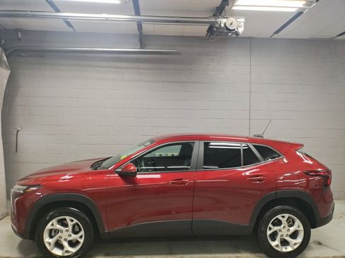 Used 2024 Chevrolet Trax LS w/ LS Convenience Package image 17