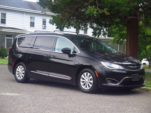 Used 2019 Chrysler Pacifica Touring-L FWD image 6
