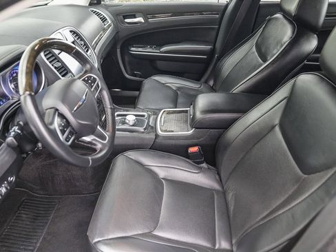Used 2018 Chrysler 300 Limited image 17