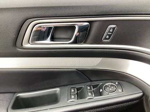 Used 2017 Ford Explorer XLT w/ Equipment Group 202A FWD image 12