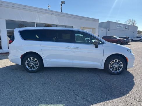 New 2026 Chrysler Pacifica Select image 2