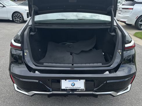 Certified 2025 BMW i7 xDrive60 w/ Premium Package image 33