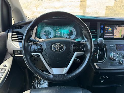 Used 2017 Toyota Sienna SE w/ SE Preferred Package FWD image 26