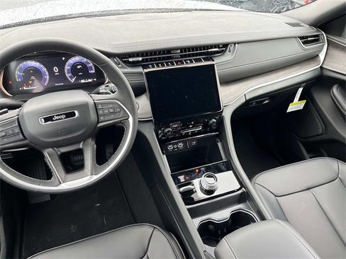 New 2025 Jeep Grand Cherokee Limited w/ Black Appearance Package image 13