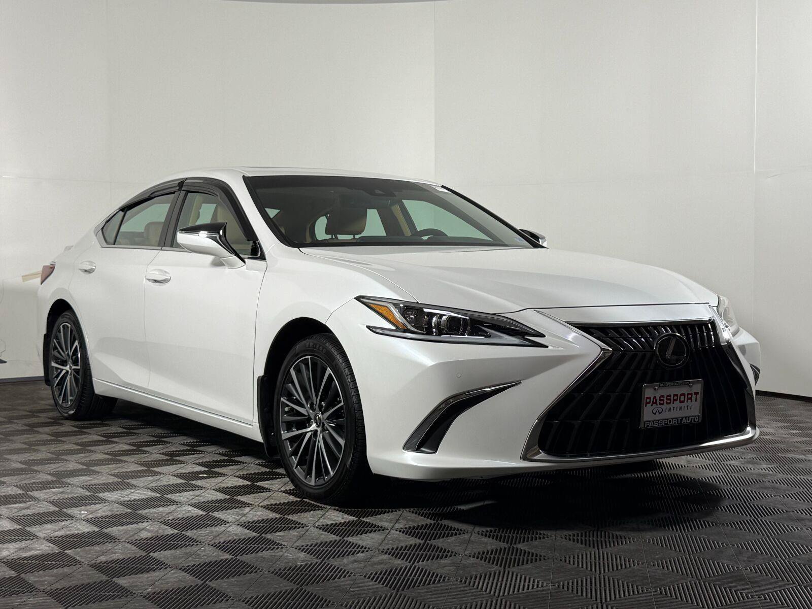 Used 2024 Lexus ES 300h w/ Premium Package FWD image 3