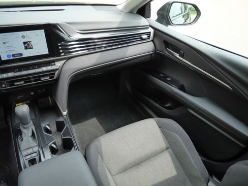 Used 2025 Toyota Camry LE w/ Convenience Package FWD image 12