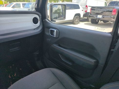 Used 2025 Jeep Wrangler Unlimited Sahara w/ Safety Group AWD/4WD image 18