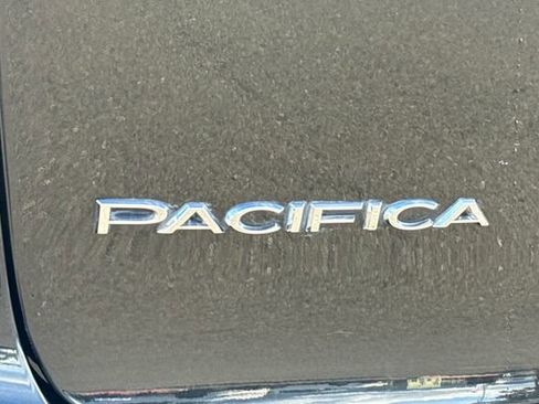 Used 2023 Chrysler Pacifica Touring-L image 27