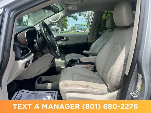 Used 2018 Chrysler Pacifica Touring-L w/ Advanced Safetytec Group FWD image 9