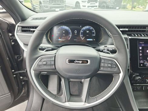 Used 2025 Jeep Grand Cherokee Laredo w/ Luxury Tech Group I AWD/4WD image 19