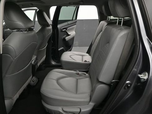 Used 2021 Toyota Highlander XLE FWD image 12