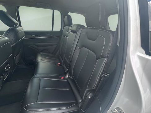 Used 2023 Jeep Grand Cherokee Limited AWD/4WD image 10