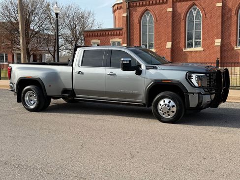 Used 2024 GMC Sierra 3500 Denali Ultimate image 2