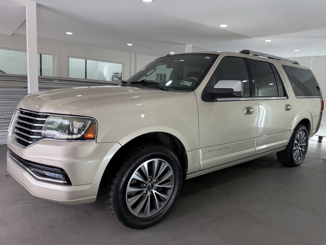 Used 2017 Lincoln Navigator L Select AWD/4WD image 23