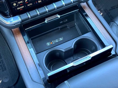 Used 2025 GMC Yukon XL Denali image 29