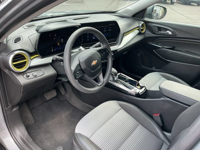 Used 2025 Chevrolet Trax LT FWD image 10