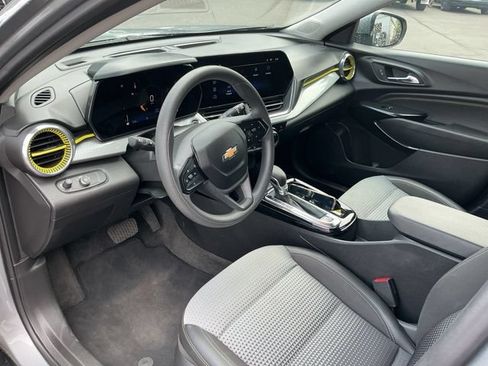 Used 2025 Chevrolet Trax LT FWD image 10