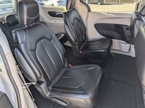 Used 2023 Chrysler Pacifica Touring-L image 5