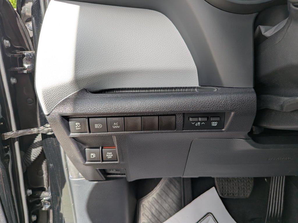 Used 2026 Toyota Sienna XLE FWD image 34