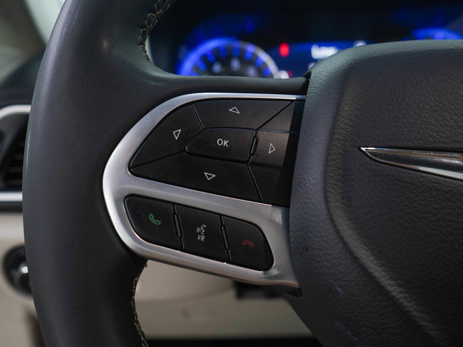 Used 2023 Chrysler Pacifica Touring-L FWD image 21