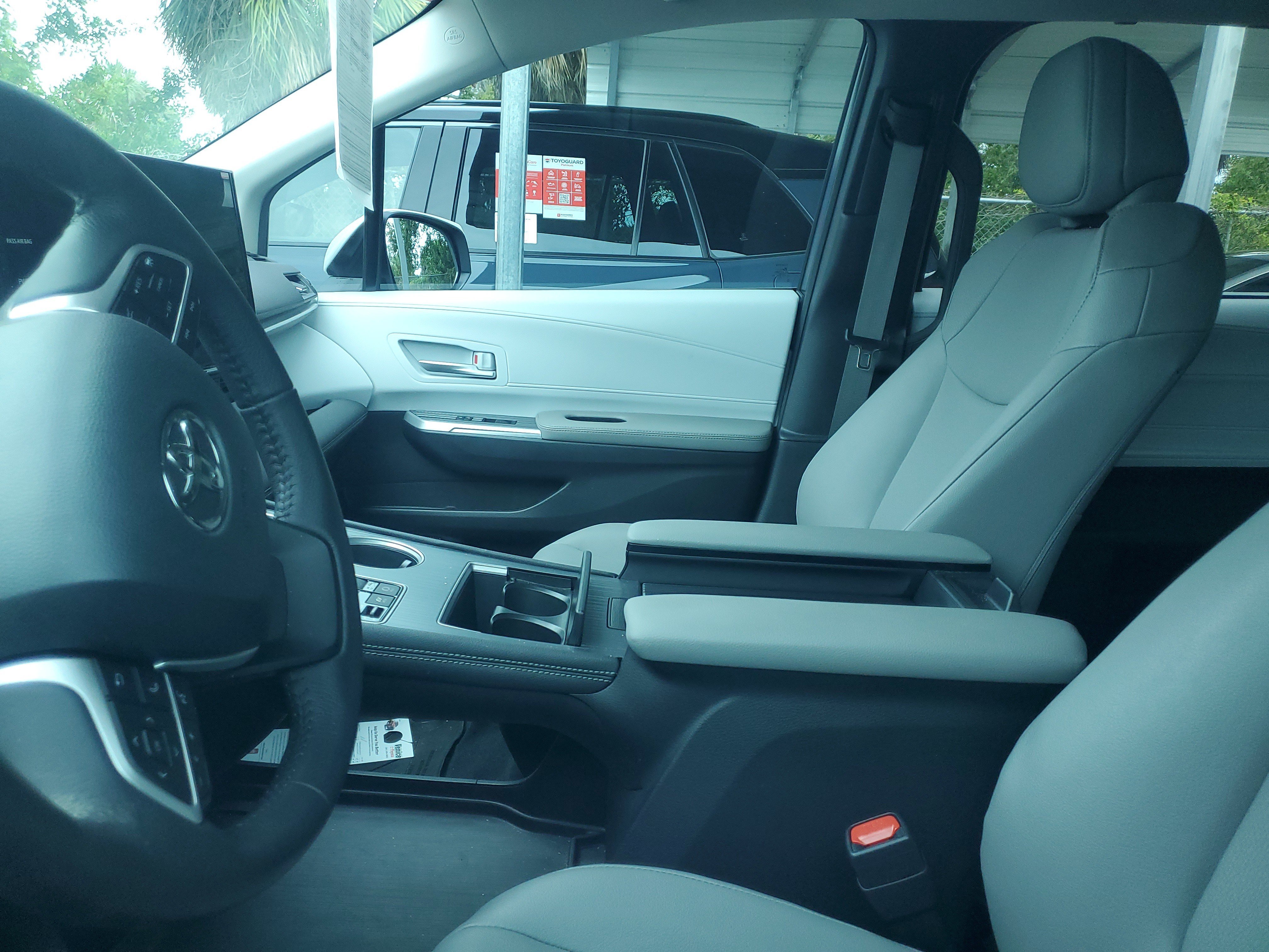 Used 2025 Toyota Sienna XLE FWD image 9