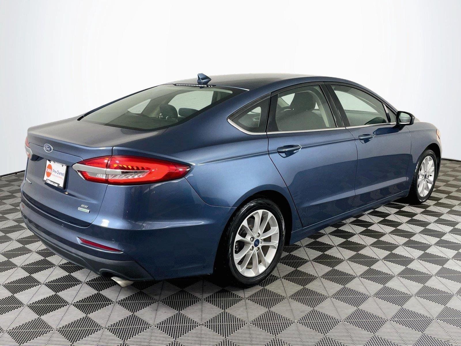 Used 2019 Ford Fusion SE FWD image 9