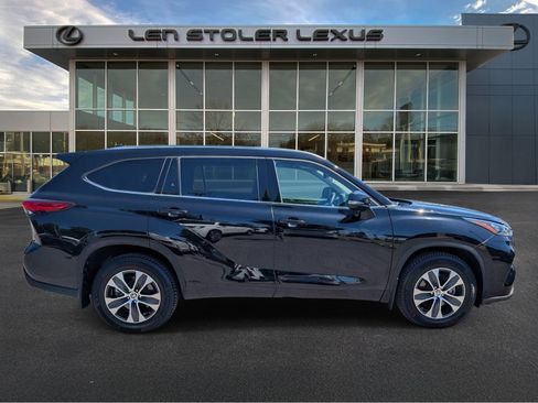 Used 2020 Toyota Highlander XLE AWD/4WD image 2