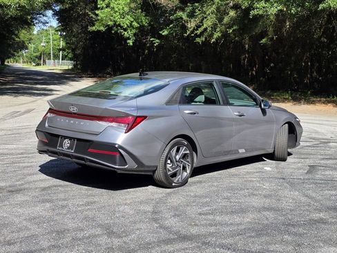 Used 2025 Hyundai Elantra SEL FWD image 5
