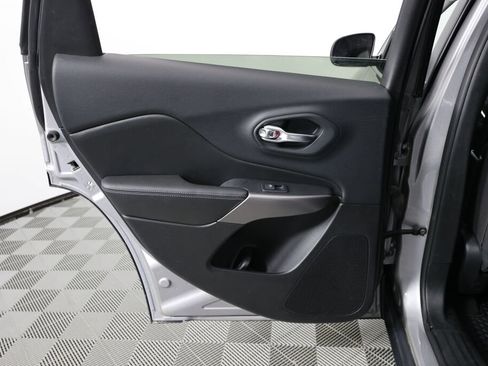 Used 2019 Jeep Cherokee Latitude w/ Cold Weather Group AWD/4WD image 16