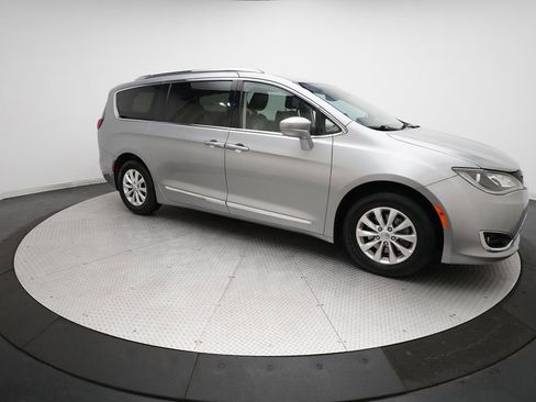 Used 2018 Chrysler Pacifica Touring-L image 37