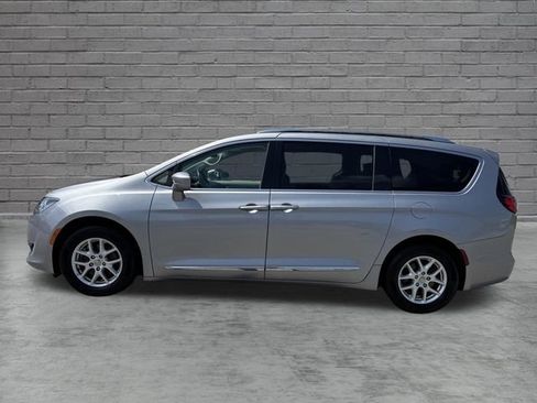 Used 2020 Chrysler Pacifica Touring-L FWD image 2