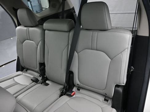 Used 2024 Honda Pilot Touring image 16