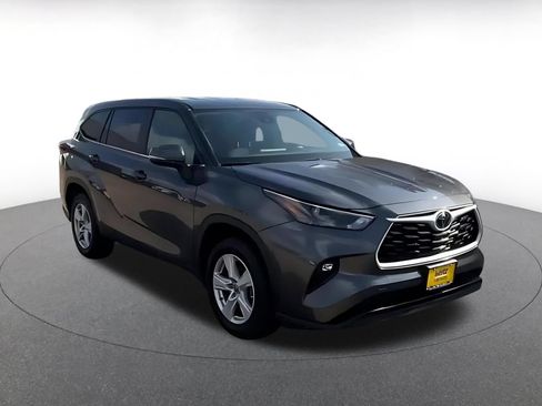 Used 2025 Toyota Highlander LE FWD image 3