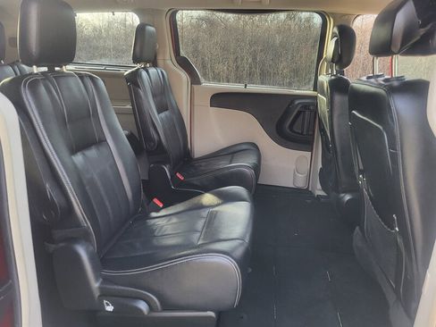 Used 2014 Chrysler Town & Country Touring image 18
