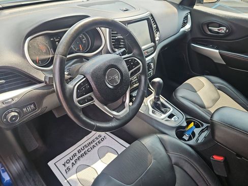 Used 2018 Jeep Cherokee Latitude Plus w/ Cold Weather Group AWD/4WD image 13
