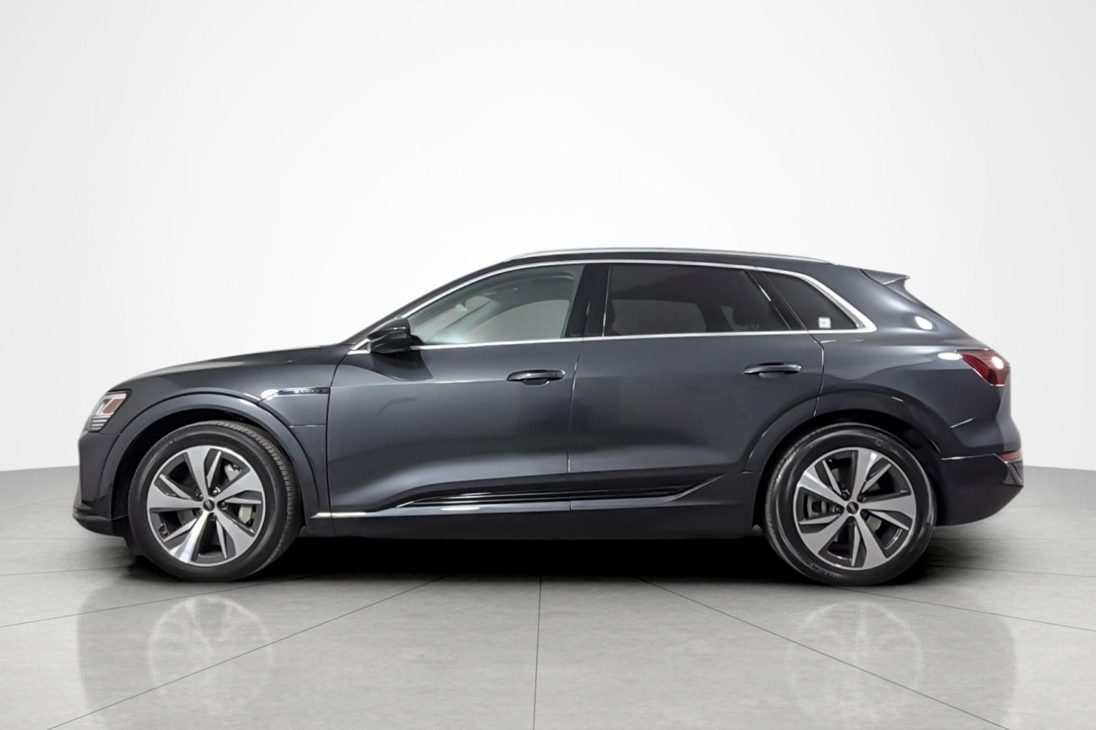 Used 2024 Audi Q8 e-tron Premium AWD/4WD image 2