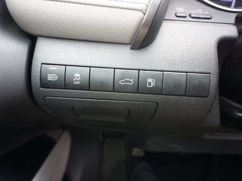 Used 2018 Toyota Camry LE FWD image 4