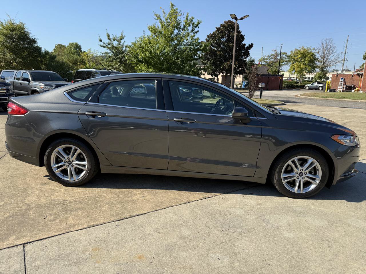 Used 2018 Ford Fusion SE w/ Fusion SE Technology Package FWD image 6