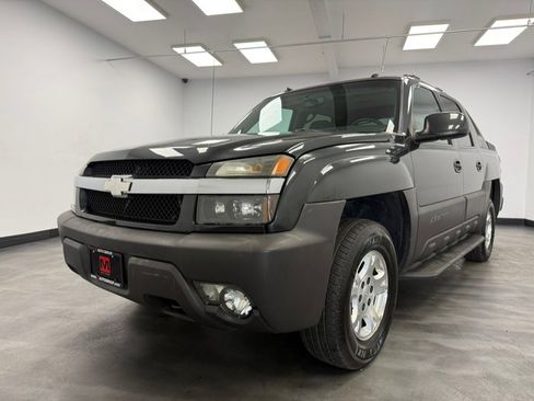 Used 2003 Chevrolet Avalanche 4x4 w/ Suspension Package, Off-Road image 3