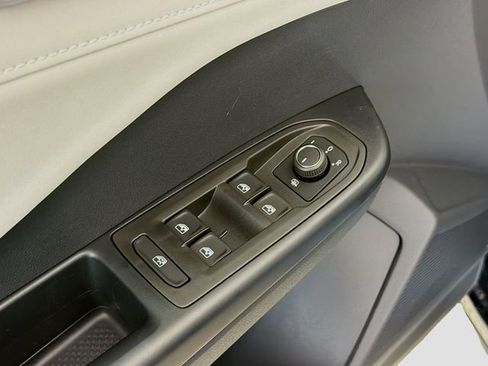 New 2026 Volkswagen Taos SE FWD image 19