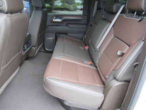 Used 2025 GMC Sierra 2500 Denali w/ Denali Reserve Package AWD/4WD image 37
