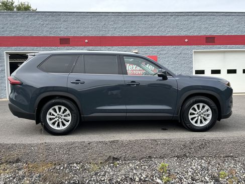 Certified 2025 Toyota Grand Highlander FWD image 2