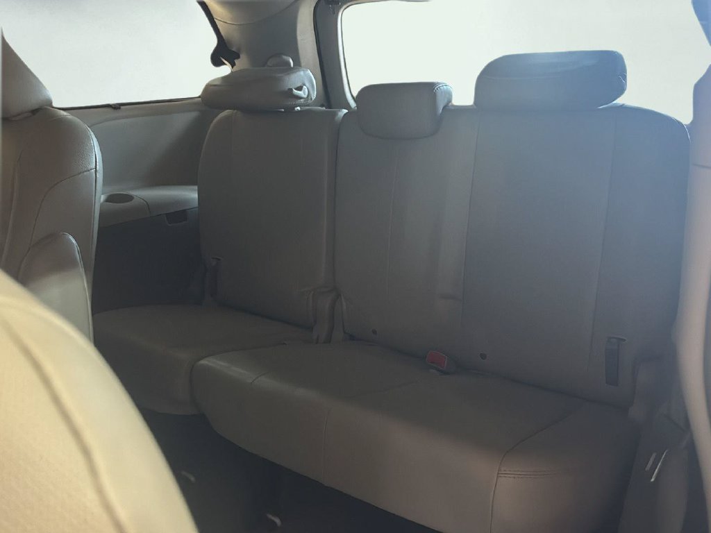 Used 2014 Toyota Sienna XLE w/ Entertainment Package FWD image 4