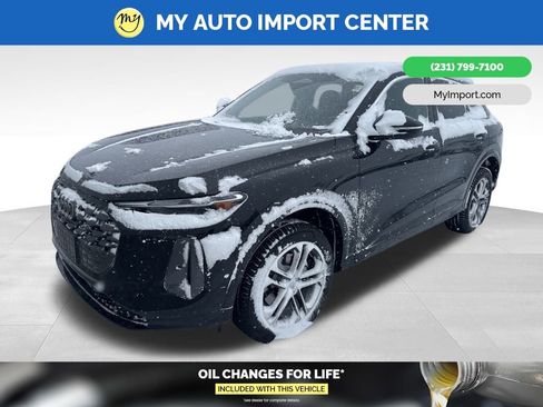 Used 2025 Audi Q5 2.0T Premium w/ Convenience Package image 2