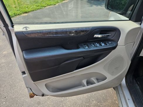 Used 2011 Dodge Grand Caravan Mainstreet w/ PWR Convenience Group FWD image 12